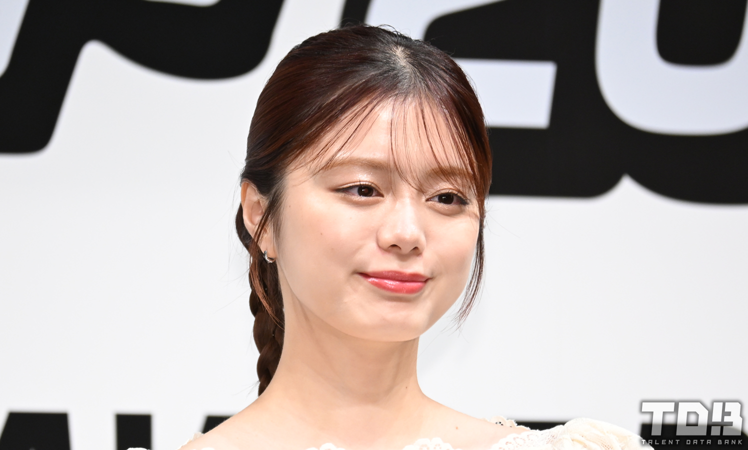 紺野彩夏、重ね履きデニムのこだわりコーデで登場！『次世代部⾨』受賞