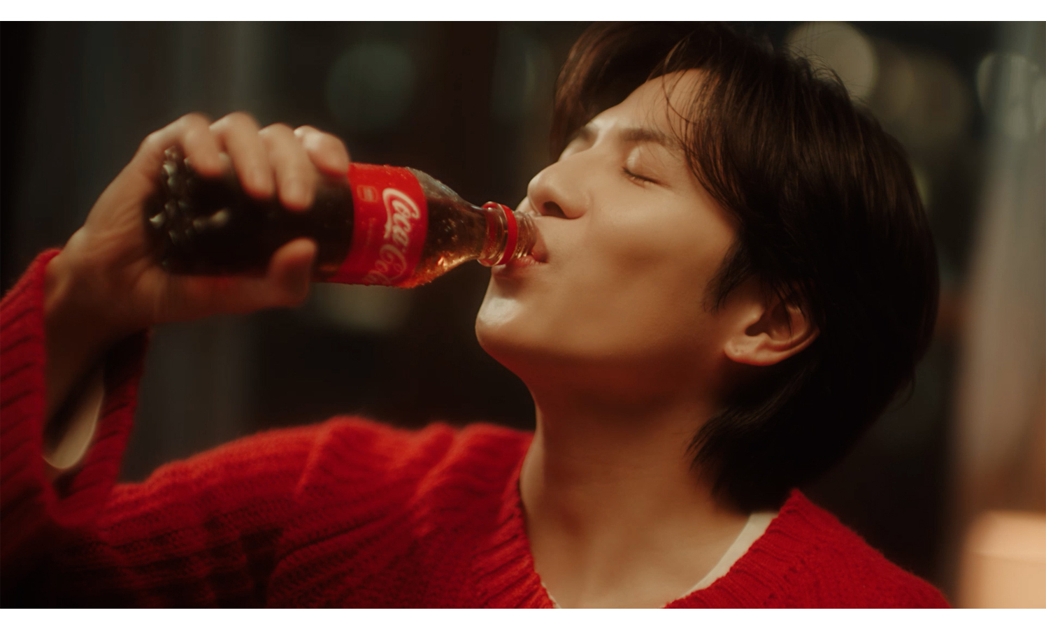 コカ・コーラを咥える虎の一刀彫 志尊淳、コカ・コーラ×カラアゲを前に大興奮！新CM『ドアを開けたら篇